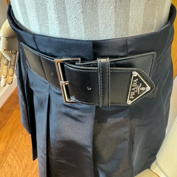 Iconic Prada nylon, pleated skirt with buckle closure - Picture 3 of 6